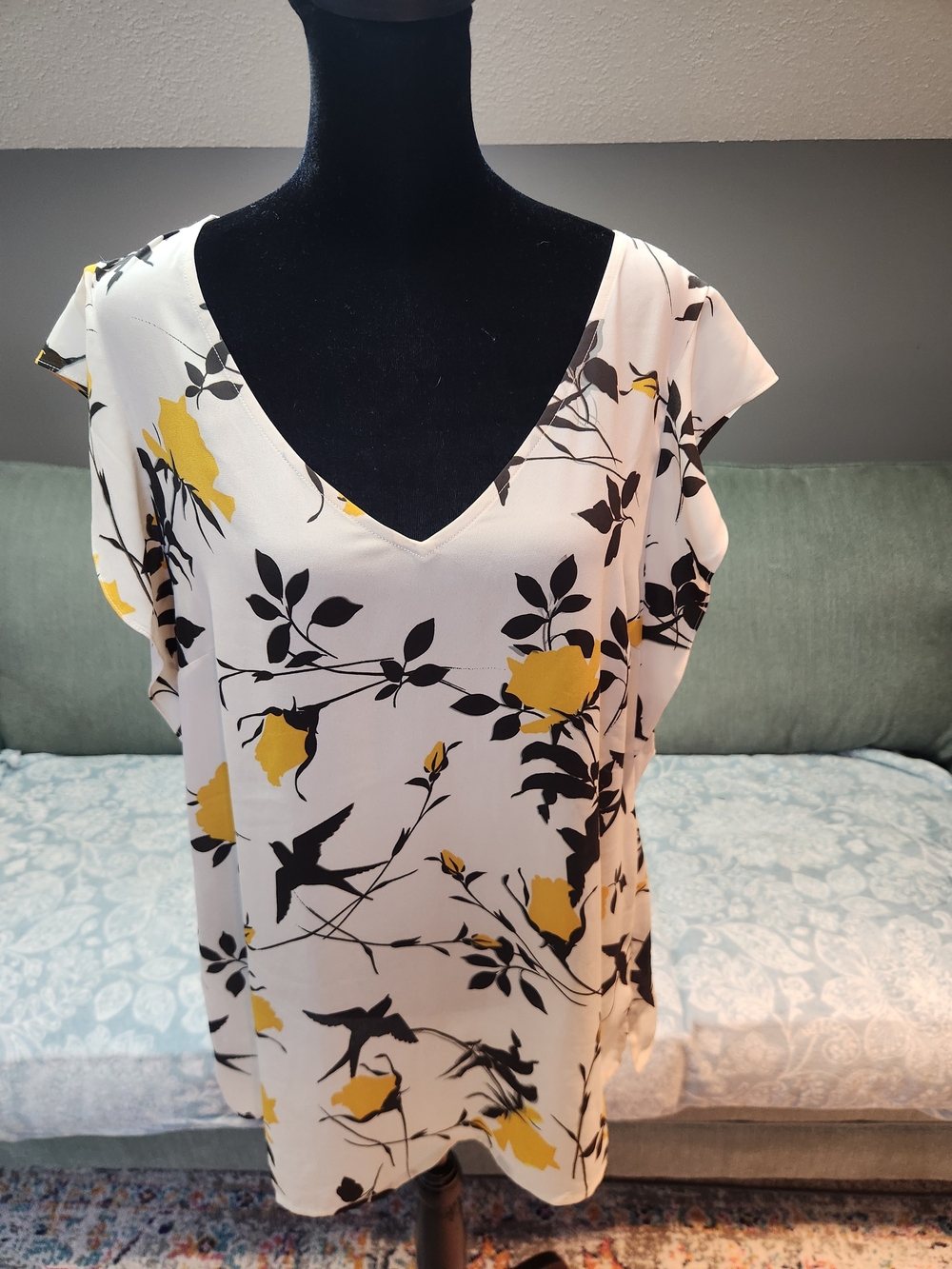CAbi White V-Neck Floral & Bird Print Top w Yellow Accents Large Good Condition